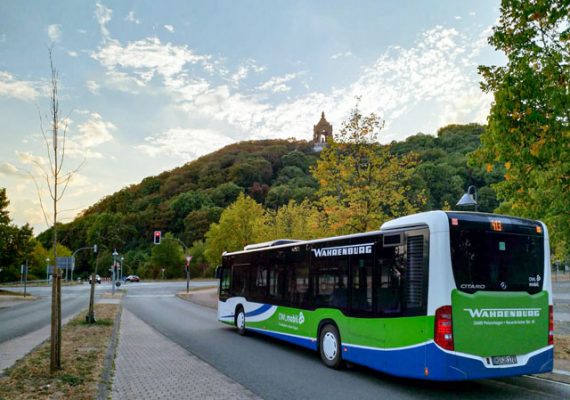 Mercedes-Benz Citaro C2 von Wahrenburg in OWLmobil Design vor dem Kaiser Wilhelm Denkmal in Porta Westfalica.