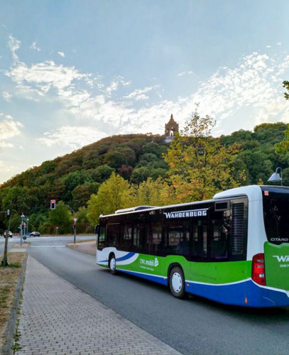 Mercedes-Benz Citaro C2 von Wahrenburg in OWLmobil Design vor dem Kaiser Wilhelm Denkmal in Porta Westfalica.