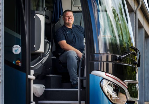 Wahrenburg Reisebusfahrer sitzt in einem Setra Reisebus.