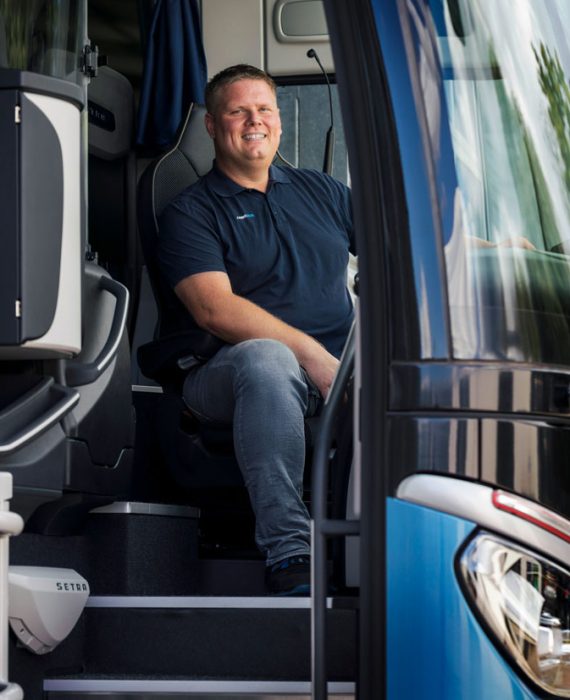 Wahrenburg Reisebusfahrer sitzt in einem Setra Reisebus.
