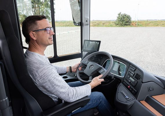 Wahrenburg Busfahrer sitzt in einem Mercedes Reisebus.