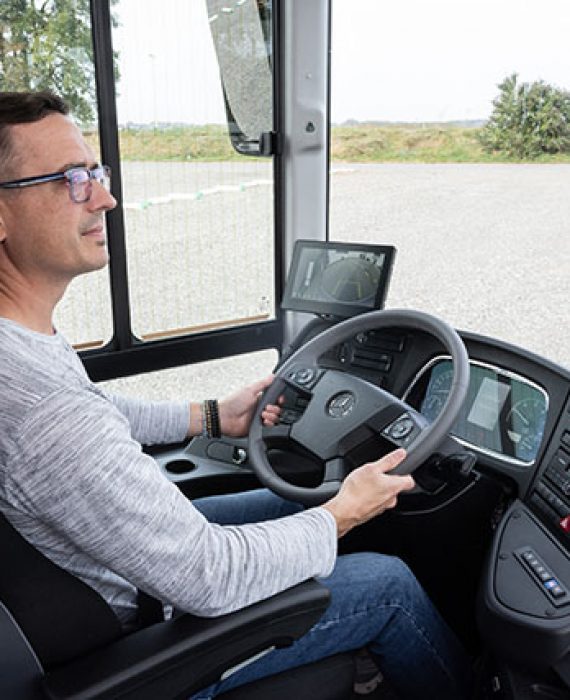 Wahrenburg Busfahrer sitzt in einem Mercedes Reisebus.