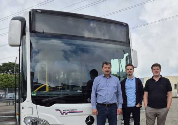 Familie Brandhorst von Wahrenburg-Reisen vor einem neuen Mercedes-Benz Citaro C2 LE.