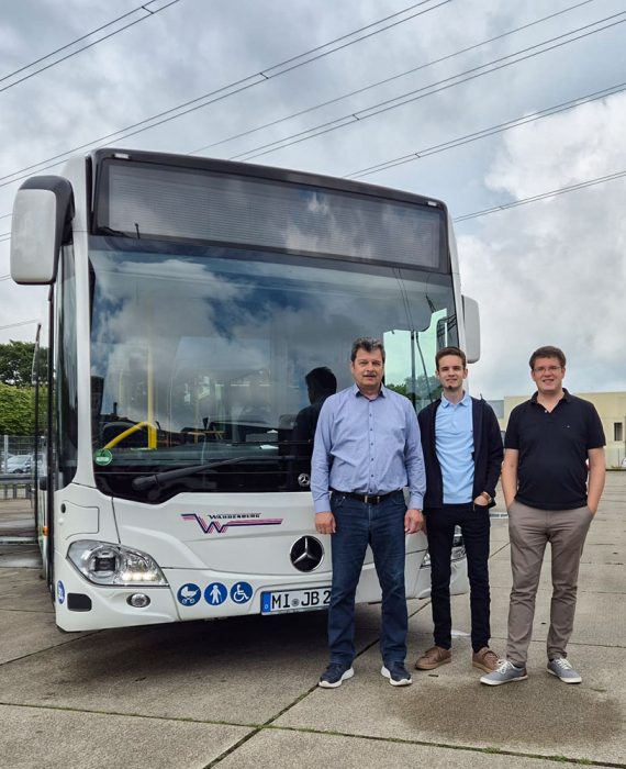 Familie Brandhorst von Wahrenburg vor einem neuen Mercedes-Benz Citaro C2 LE.