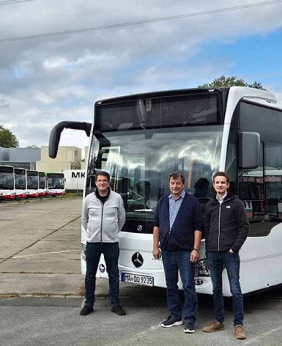 Familie Brandhorst von Wahrenburg-Reisen vor einem neuen Mercedes-Benz Citaro C2 LE.